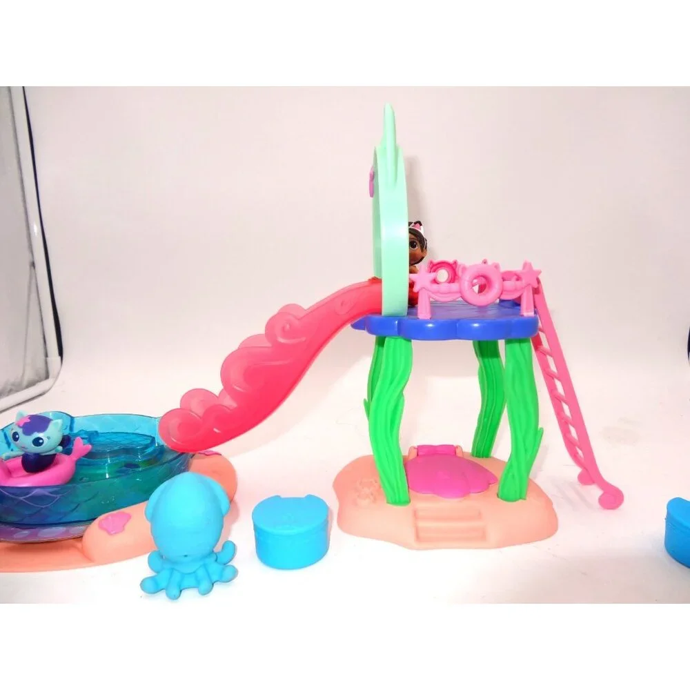 Gabby’s Dollhouse Purr-ific Pool Gabby's Dollhouse Cakey’s Fruit Smoothie Balcon